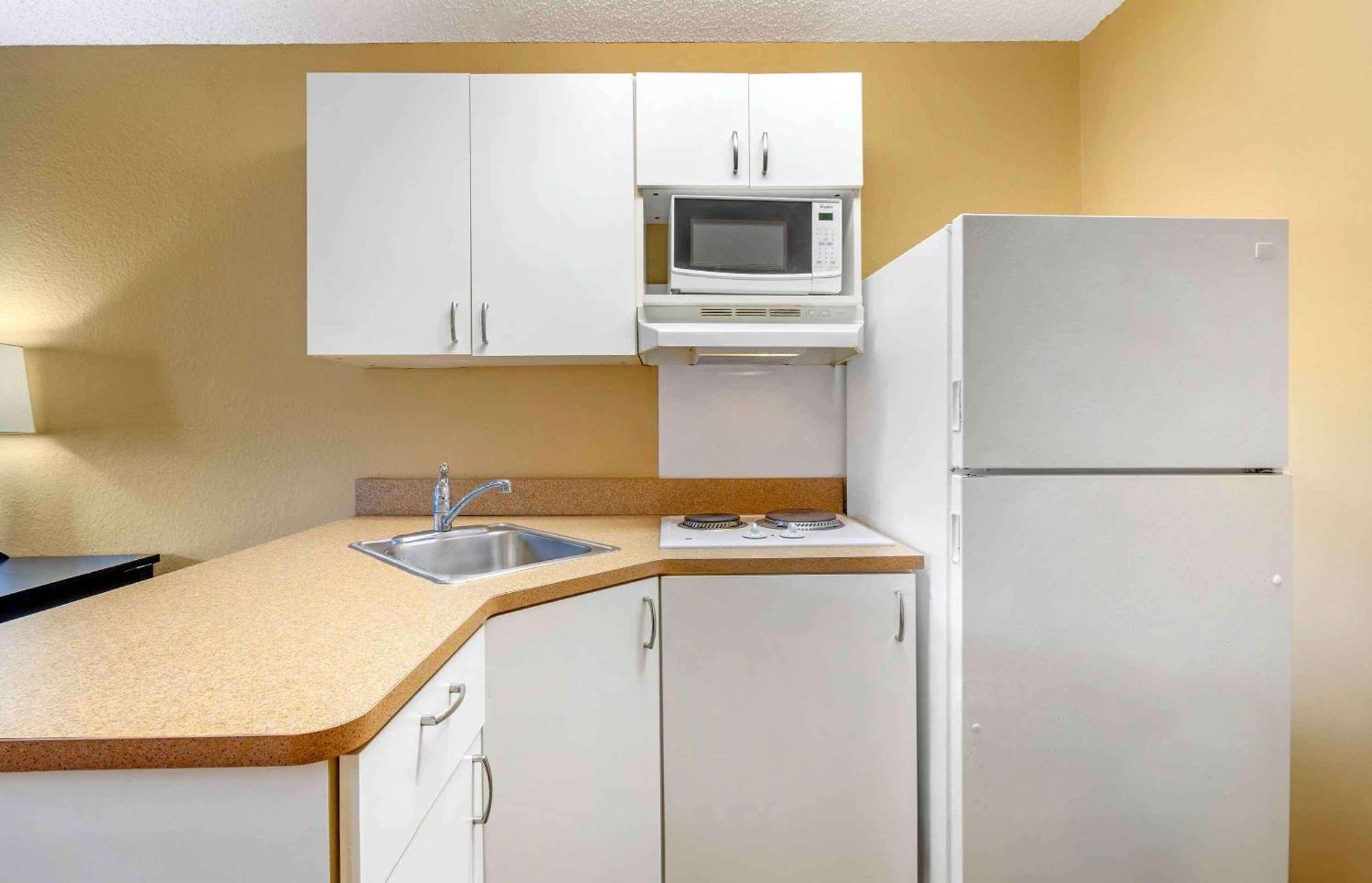 Extended Stay America Select Suites - Tampa - North - Usf - Attractions Temple Terrace Exterior photo
